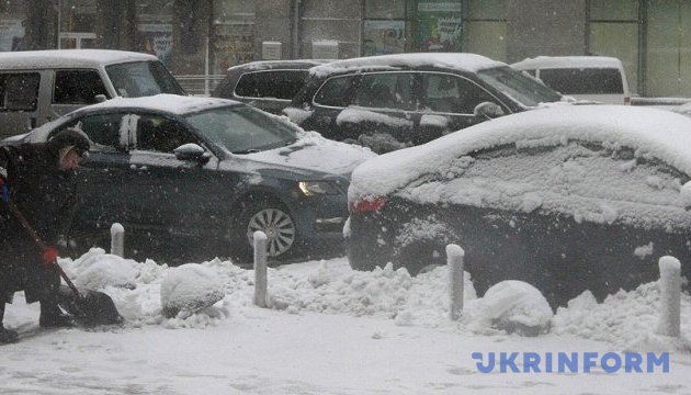 Українців попереджають про сильні снігопади, хуртовини та ожеледицю