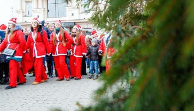 В Ужгороді головну ялинку запалили сотні Миколайчиків