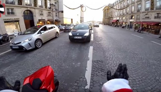 У Парижі Санта допоміг спіймати водія, який збив пішохода