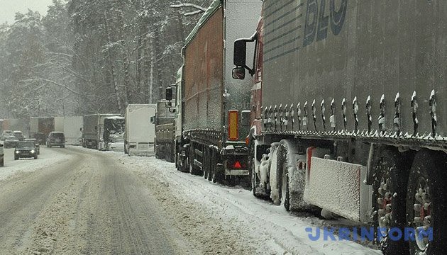 На кордоні з Румунією застрягла більш як сотня вантажівок