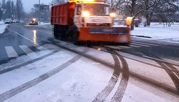 Дороги на Запоріжжі розчищають 64 одиниці спецтехніки