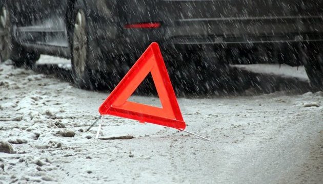 Betrunkener Autofahrer prallt gegen Baum: Zwei Tote und drei Verletzte – Fotos