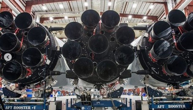 Маск опублікував перші знімки надважкої ракети Falcon Heavy