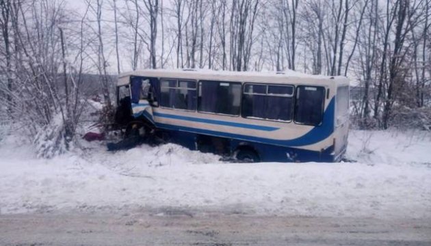 На Львівщині автобус зіткнувся з легковиком, восьмеро постраждалих