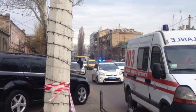 Стрілянина в Одесі: один з учасників конфлікту забарикадувався в автосалоні