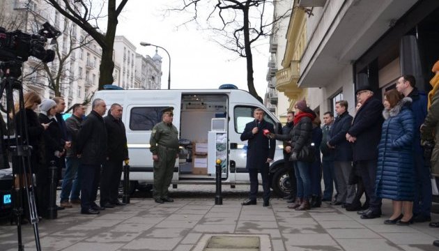 Посольство України у Польщі подарувало Лисичанським прикордонникам авто “швидкої”
