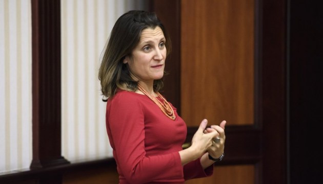 Freeland: La comunidad internacional seguirá ayudando a Ucrania 