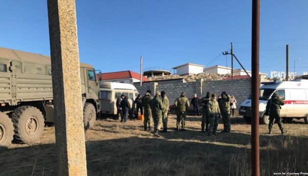 Жителі села під Керчю блокують військові КамАЗи з російськими силовиками