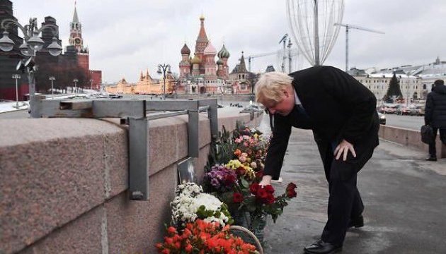Глава МЗС Британії поклав квіти на місці вбивства Нємцова