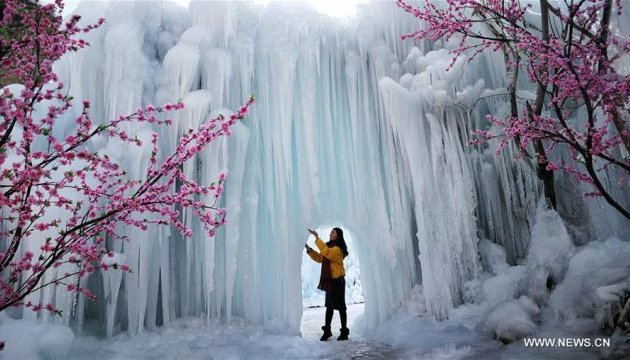 Зимова казка: у Піднебесній замерзли водоспади