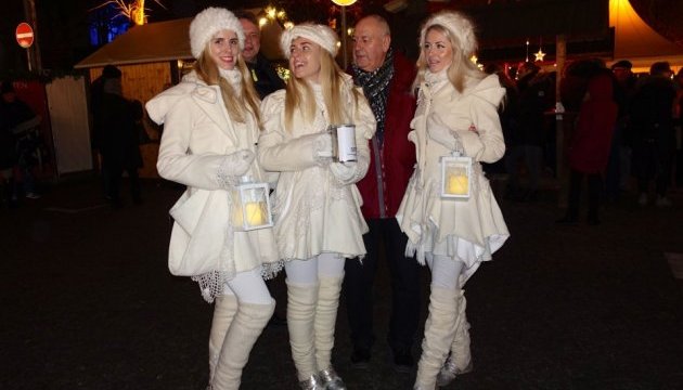 Українські «ангели» і Петриківка на берлінському Різдві