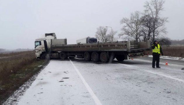 На Полтавщині зіткнулися фура й мікроавтобус, є загиблий