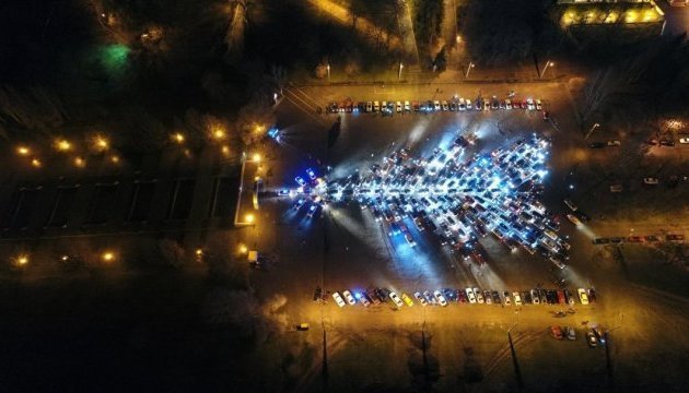 En Zaporiyia recogen el mayor árbol navideño de automóviles en Ucrania (Vídeo)