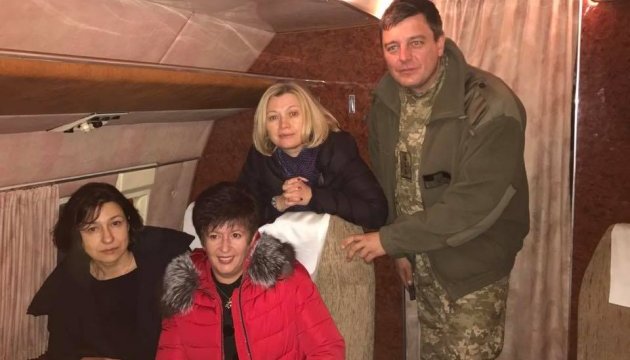 Геращенко і Лутковська вилетіли на Донбас для звільнення заручників