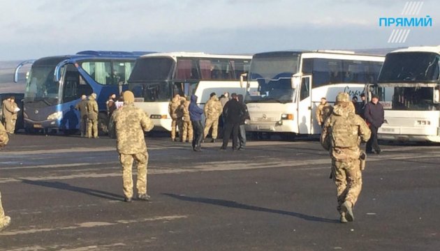 Перший автобус із звільненими українськими заручниками вже на нашій території