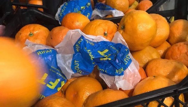 Мандарины и апельсины: украинским заложникам купили почти тонну гостинцев