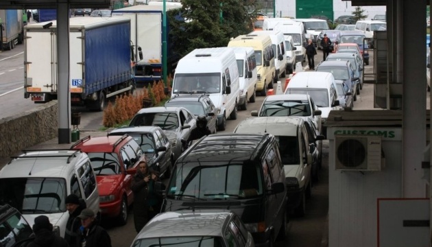 На кордоні з Польщею призупиняли оформлення водіїв вантажівок та автобусів