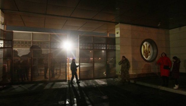 В аеропорту в Борисполі продовжують чекати на приліт звільнених заручників