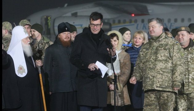 Poroschenko bedankt sich bei Merkel und Macron für Hilfe bei Befreiung der Gefangenen