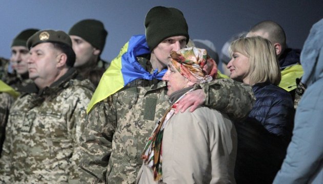 Нарешті вільні: як Харків зустрічав звільнених полонених
