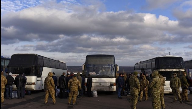 Перший автобус із звільненими полоненими вже на території, підконтрольній Україні