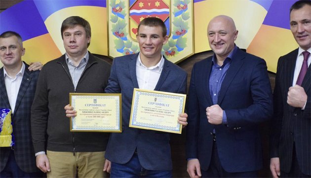Федерація боксу України подарувала Хижняку нову квартиру