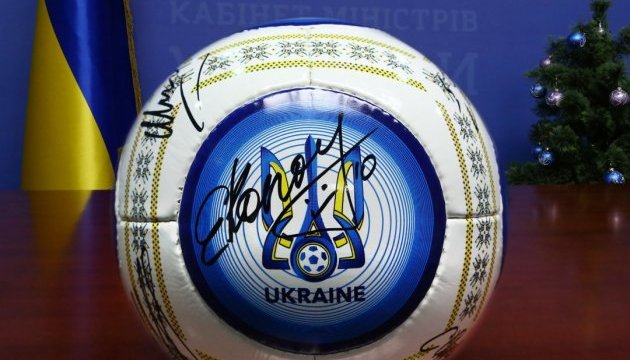 Мрії збуваються: п'ятикласник на Миколая отримав м'яч із автографами футболістів збірної