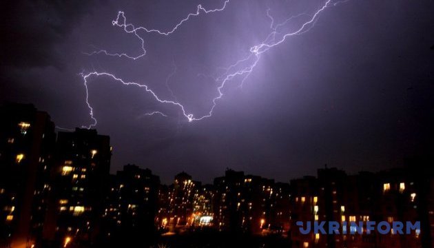 Київ у ніч на суботу накриє злива