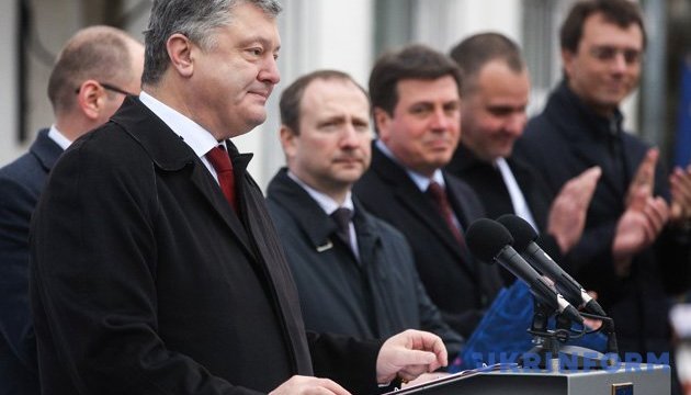 Poroshenko exige la ley sobre el Tribunal Anticorrupción y la cancelación de las declaraciones para los activistas 