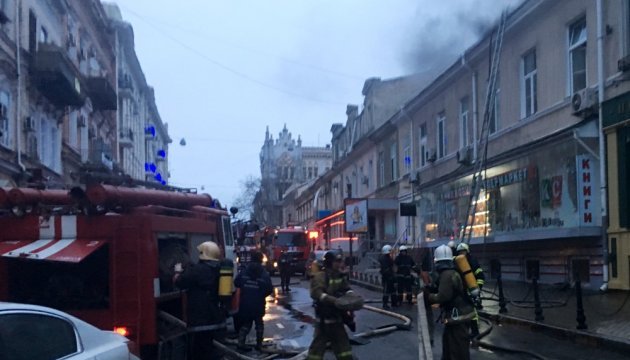 В Одесі дві години гасили пожежу у барі-ресторані