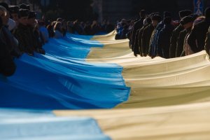 Броневик на мосту и рекордный флаг: украинцы отпраздновали День Соборности