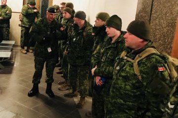 Más de 50 instructores militares canadienses llegan a Ucrania (Fotos)