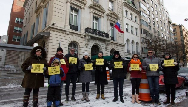 Activists demand to free Oleg Sentsov near Russian consulate in New York