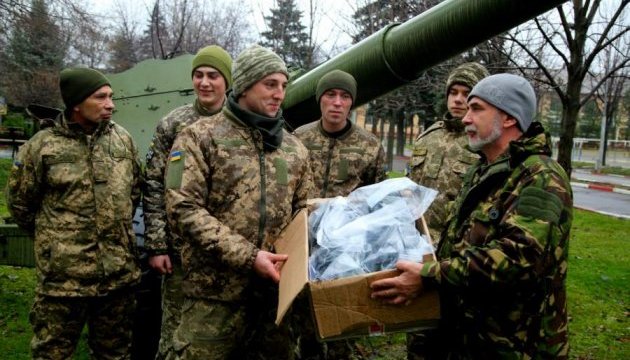 Українським артилеристам передали спеціальні навушники з Канади