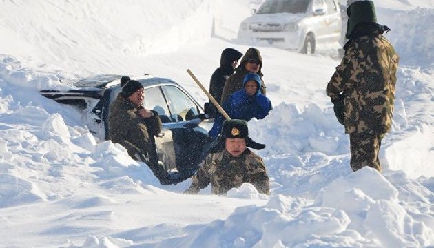 У Китаї сніг паралізував автомагістралі: дехто в заторі понад добу