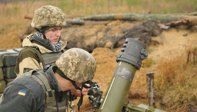 Donbass : les formations armées illégales continuent d'utiliser de l'artillerie lourde, un militaire ukrainien tué