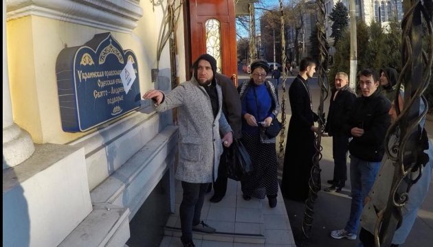 В Одесі двері церков УПЦ МП обклеїли попереджувальними знаками