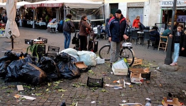 ЄС може запровадити санкції проти Італії через сміттєву кризу в Римі 