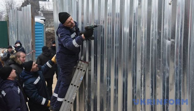 Паркан навколо скандального будівництва на Печерську знесли