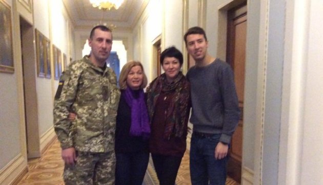 Les Ukrainiens, libérés de la captivité des séparatistes, se sont rendus au Parlement (photos)