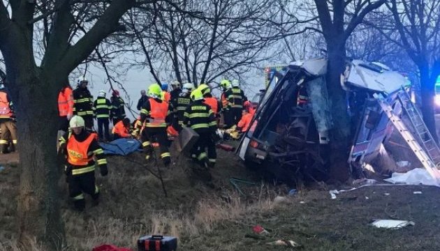 У Празі автобус зіткнувся з легковиком: троє загиблих і 45 поранених