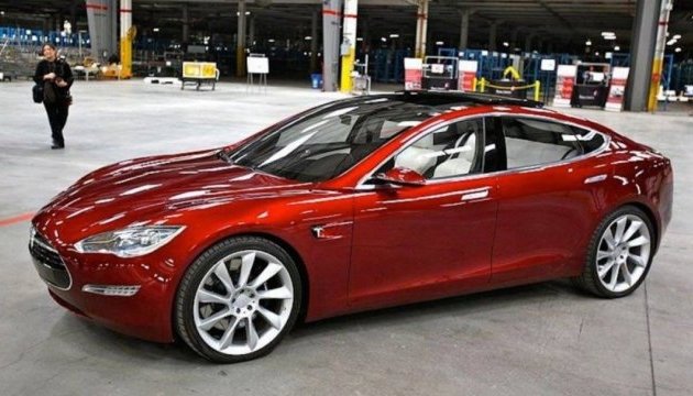 В автомобільних салонах з'явилася Tesla 3