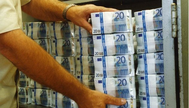 Українці, схоже, готуються призначити євро на «посаду» долара