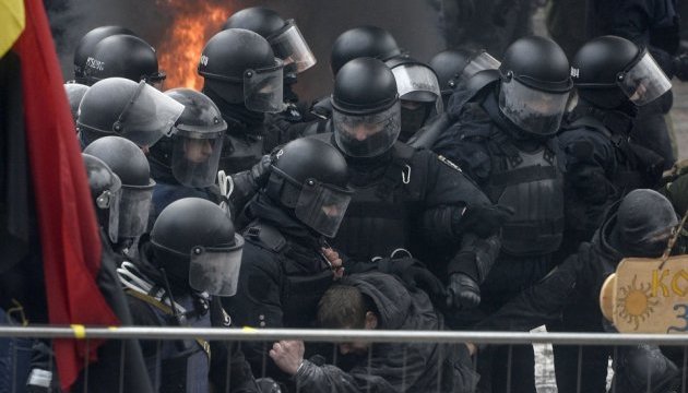 Un policía resulta herido tras los enfrentamientos cerca del parlamento ucraniano (Foto)