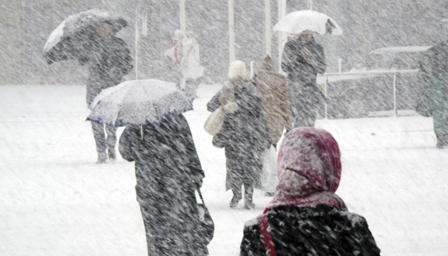 Украинцам прогнозируют «неприветливый» понедельник - снег с дождем, метели и до 22° мороза