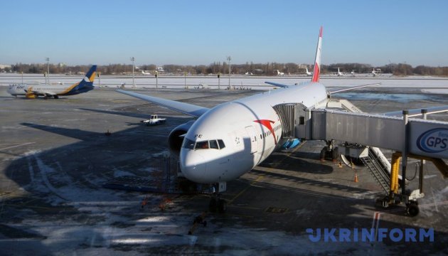 Столичні аеропорти через снігопад скасовують внутрішні рейси  