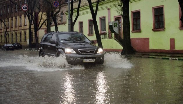 У Запорізькій області відновили рух на трасі, яку затопило дощем