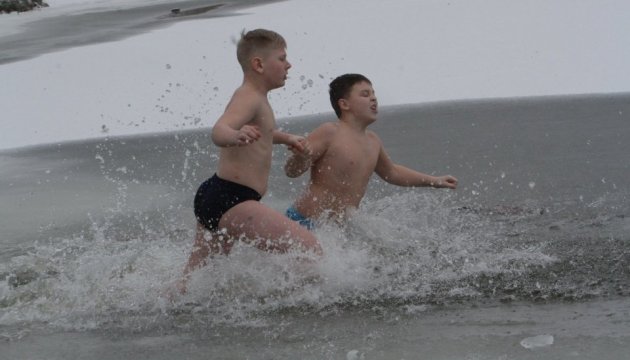 Reportaje fotográfico: Ucranianos se sumergen en aguas heladas para celebrar la Epifanía
