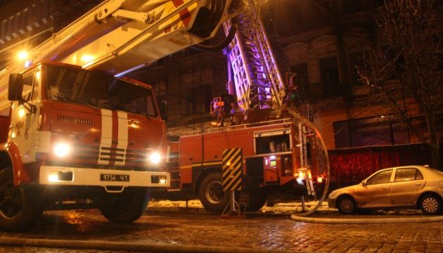 Пожежа у центрі Києва: вогонь швидко поширюється через дерев'яні конструкції