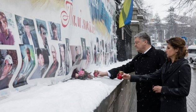 Petro Porochenko a honoré la mémoire des deux premiers manifestants tués sur Maidan (photos)